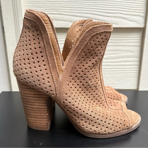 Lucky Brand Shoes - Women’s LUCKY BRAND Larise Taupe Suede Leather Ankle Booties Laser Cut US 5.5